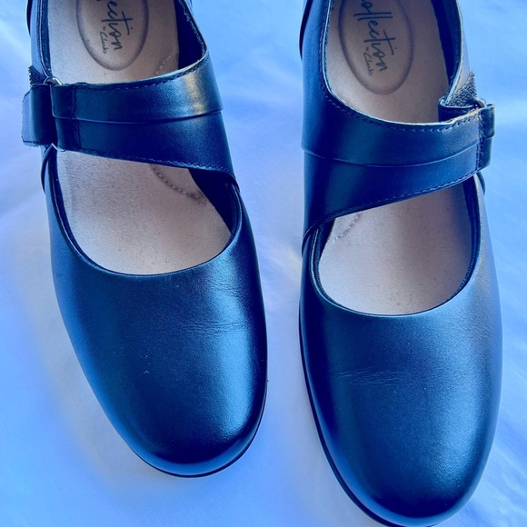 Clarks Collection  Mary Jane Flats. - Picture 1 of 7